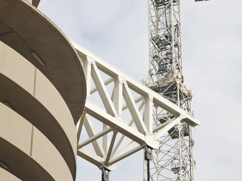 telescopic-cranes-under-a-white-sky-construction-2025-01-27-17-40-36-utc